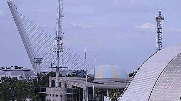 La cúpula de la nueva atracción de Isla Mágica ya se puede ver desde los exteriores del recinto