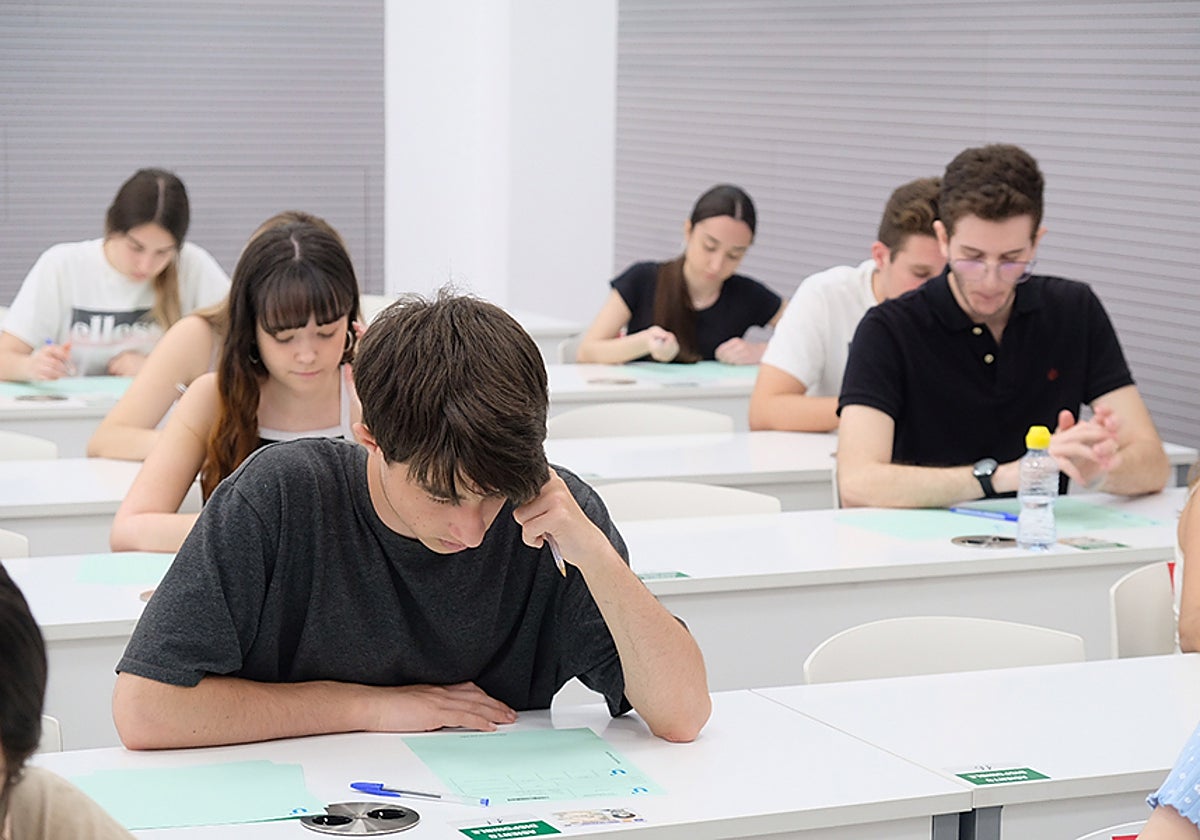 Estudiantes en el examen de Selectividad