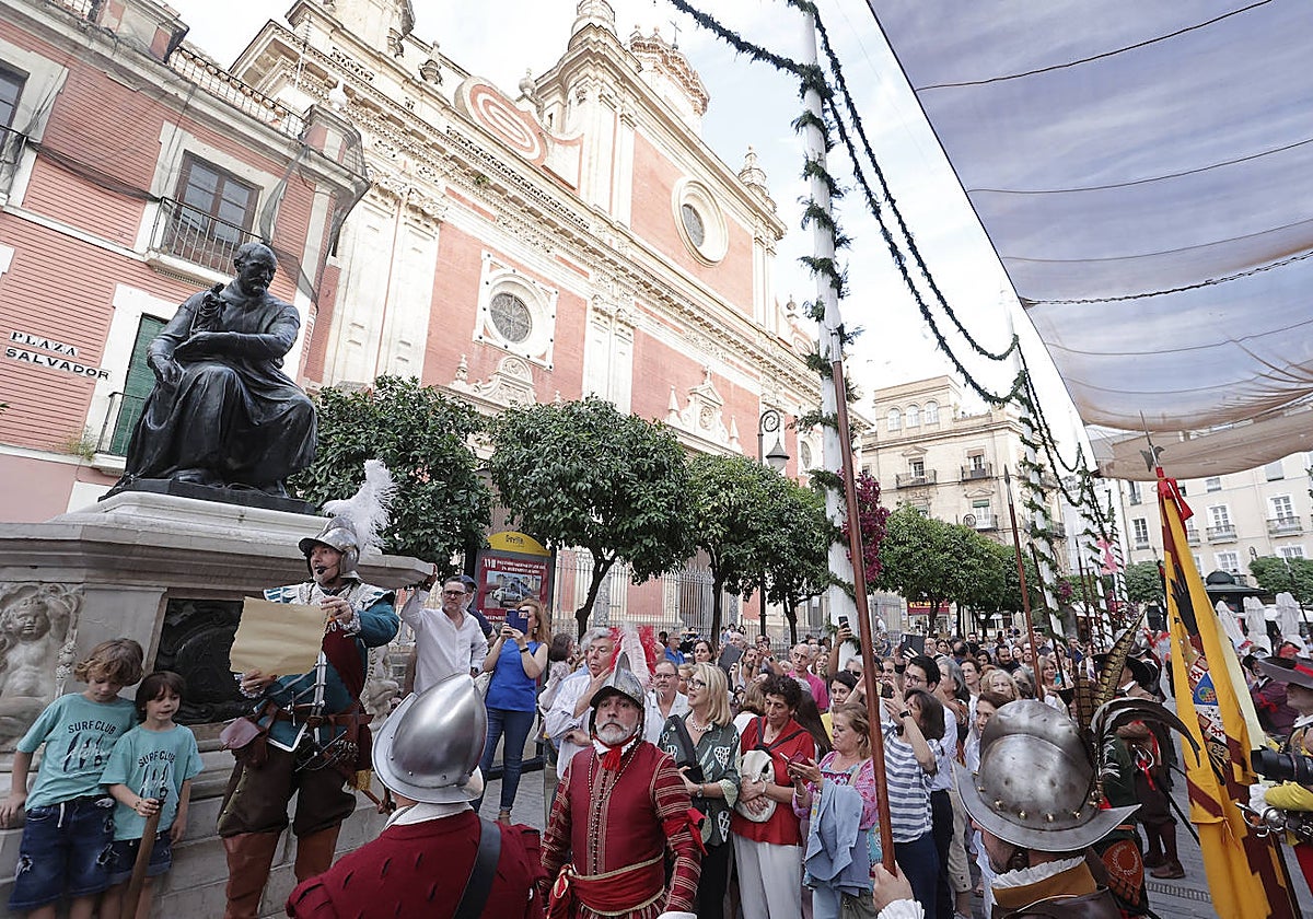 El desfile en homenaje al pintor Diego Velázquez en la plaza del Salvador de Sevilla