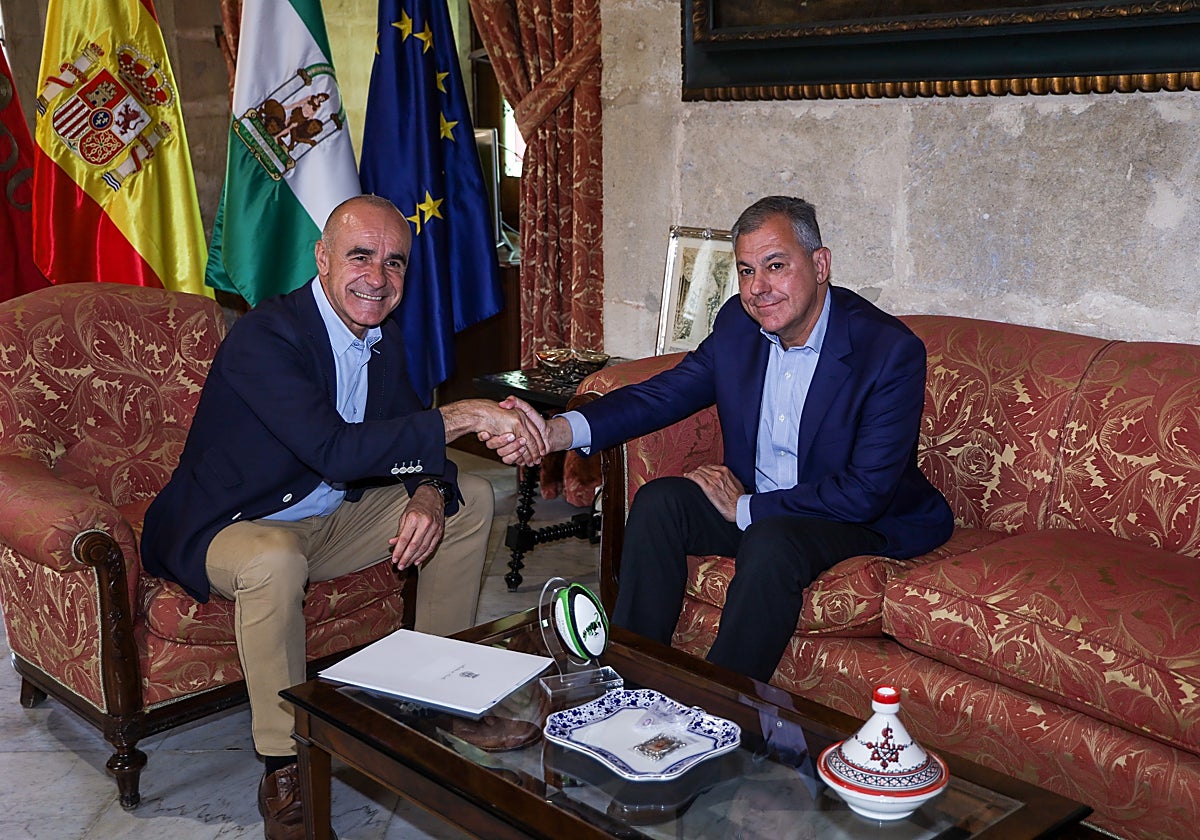 Antonio Muñoz y José Luis Sanz se saludan al inicio de la reunión para el traspaso de poderes