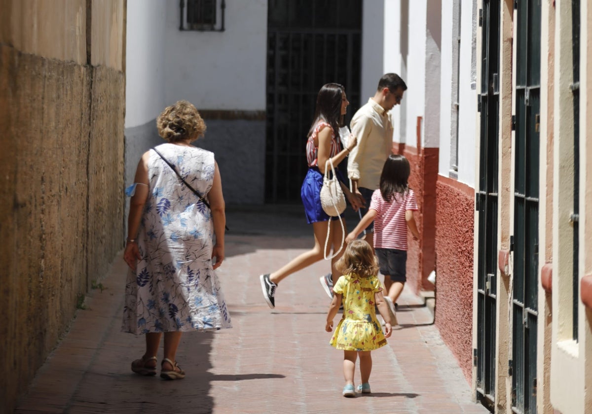 Una familia de Sevilla entra en su domicilio