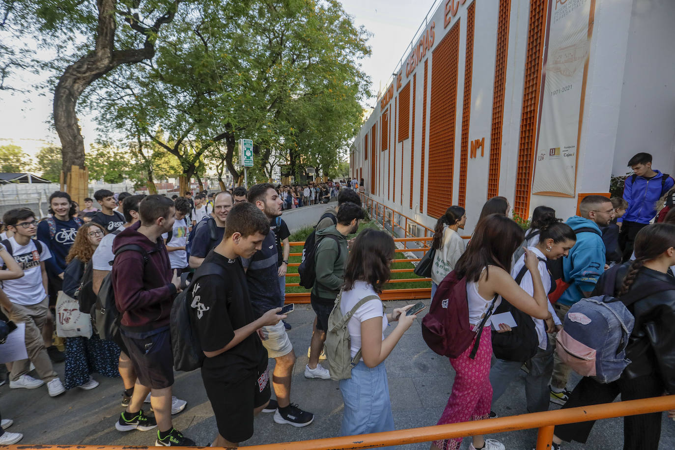 Ambiente previo al comienzo de la Selectividad 2023 en Sevilla