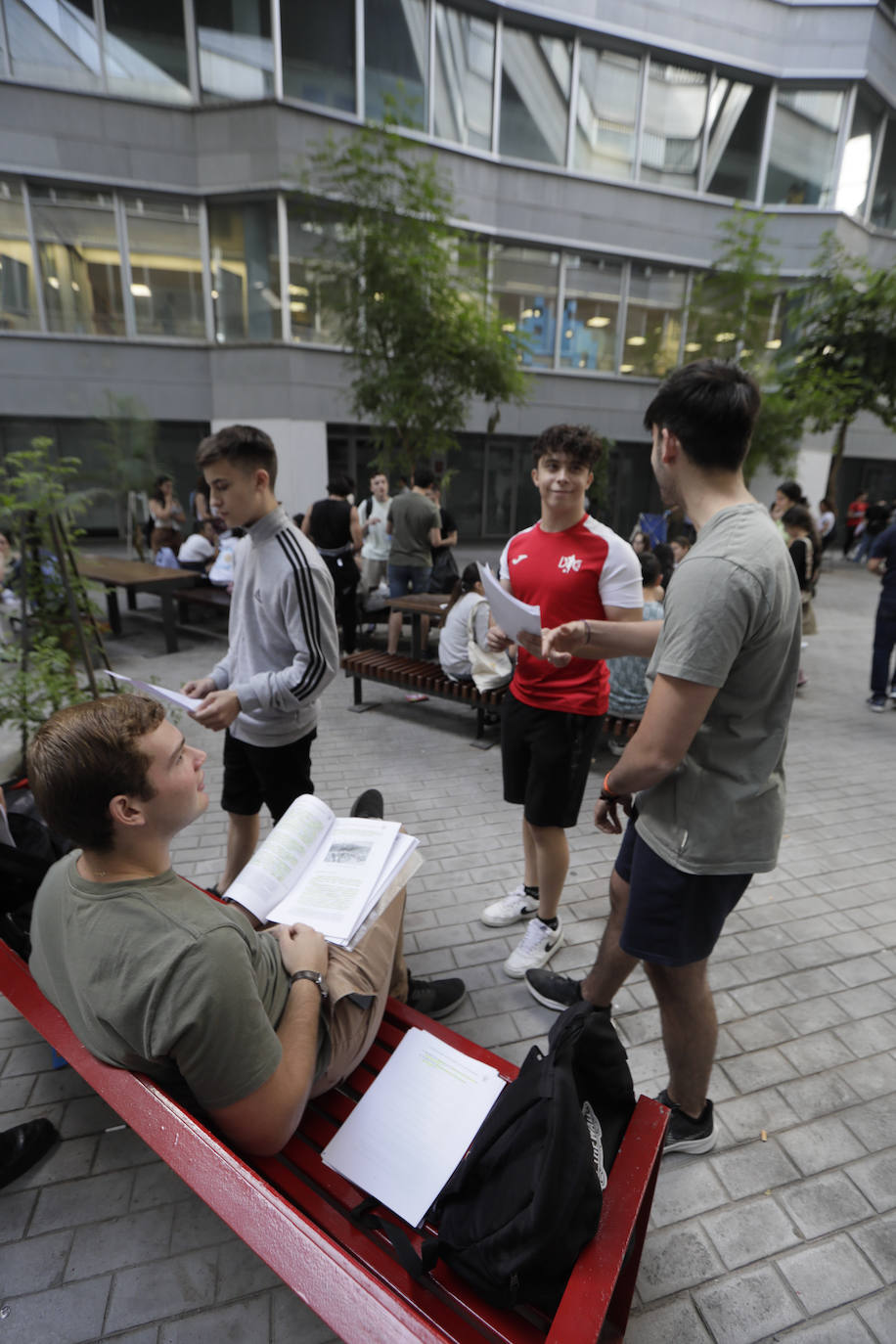 Ambiente previo al comienzo de la Selectividad 2023 en Sevilla