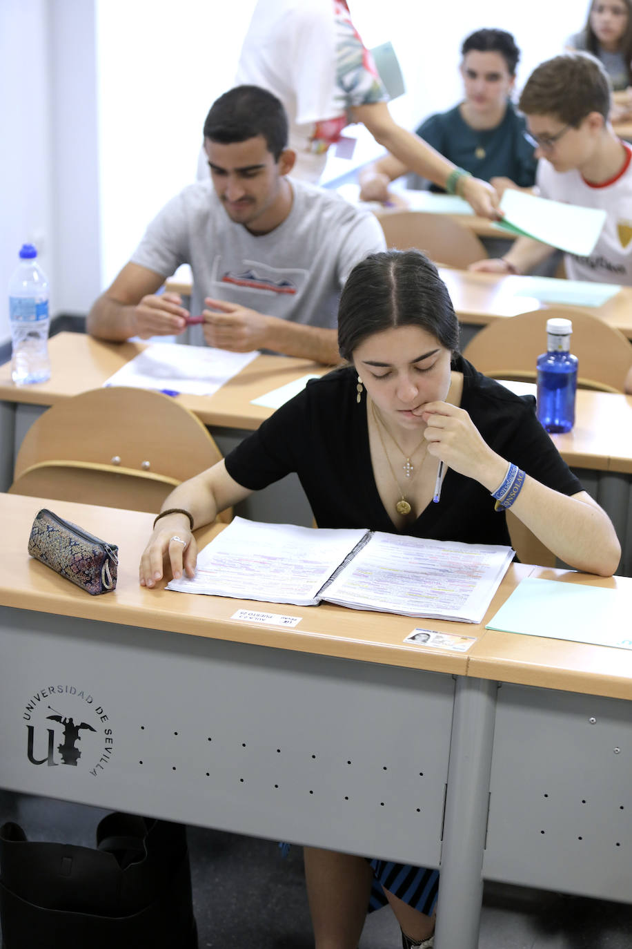 Ambiente previo al comienzo de la Selectividad 2023 en Sevilla