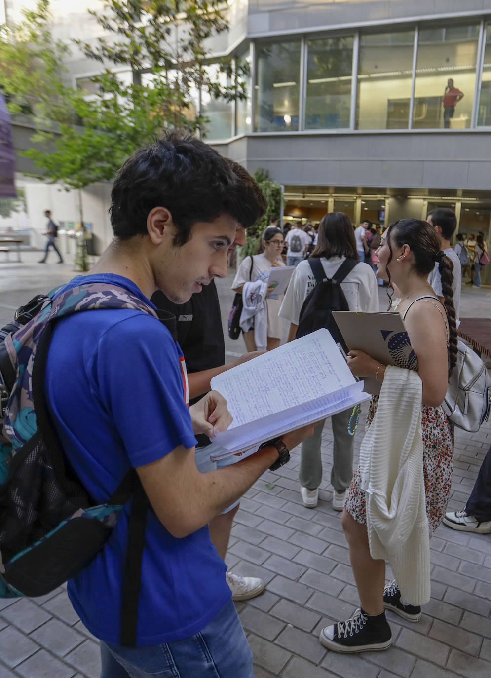 Ambiente previo al comienzo de la Selectividad 2023 en Sevilla