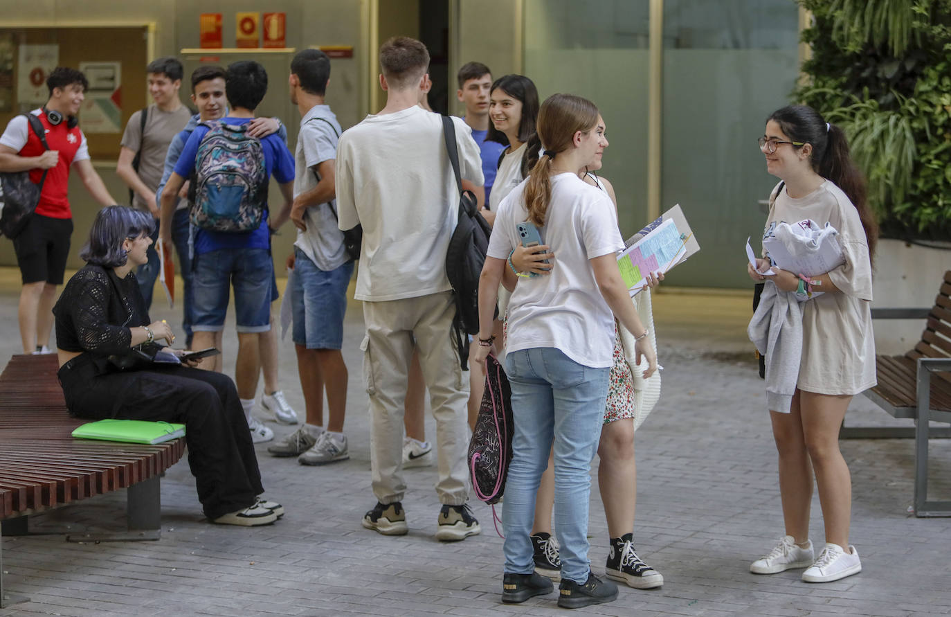 Ambiente previo al comienzo de la Selectividad 2023 en Sevilla