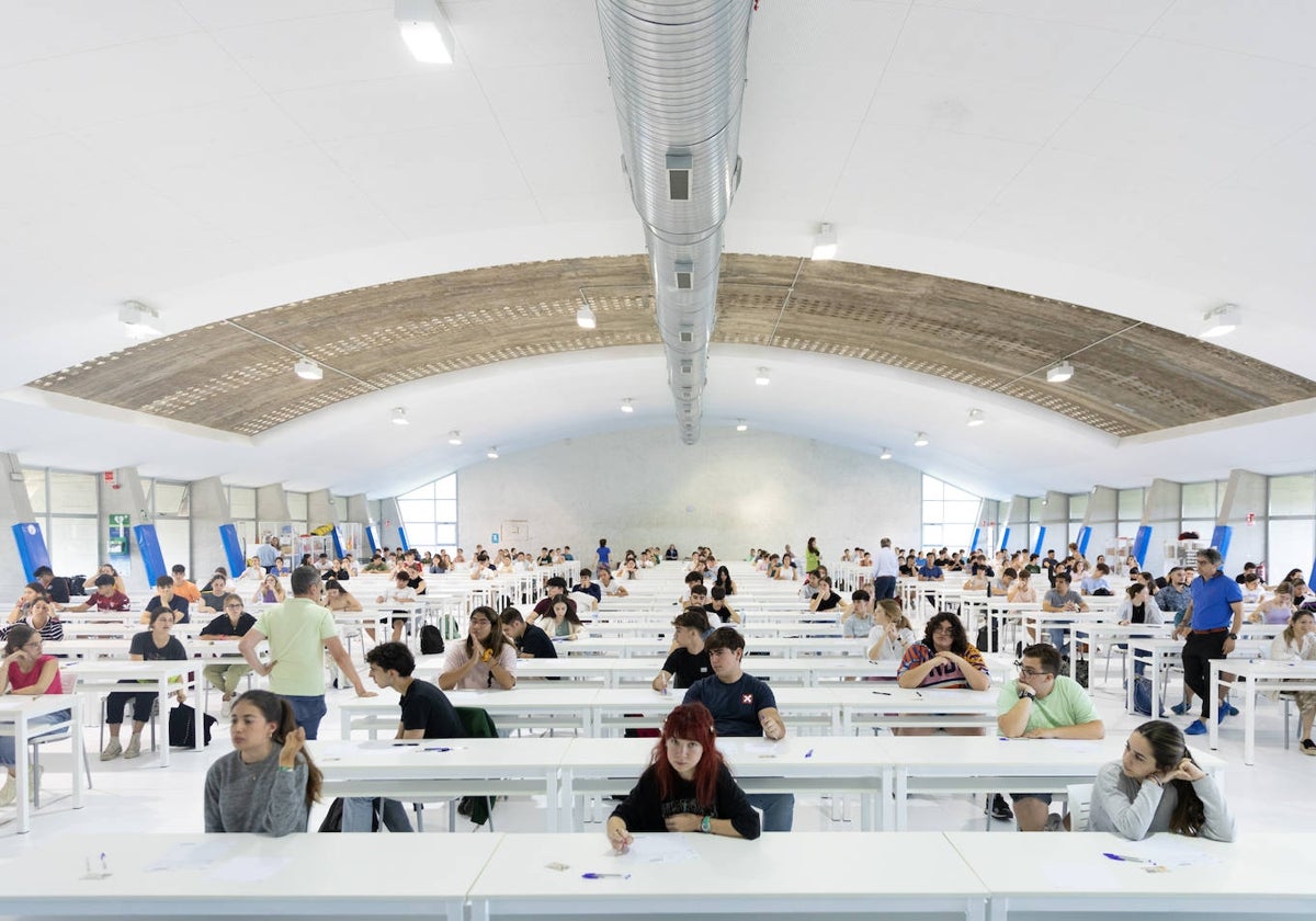 Estudiantes examinándose de Selectividad en la Universidad Pablo de Olavide de Sevilla