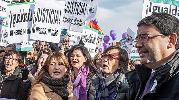 Representantes del PSOE en la protesta feminista que rodeó el Parlamento andaluz en la investidura de Juanma Moreno en 2019