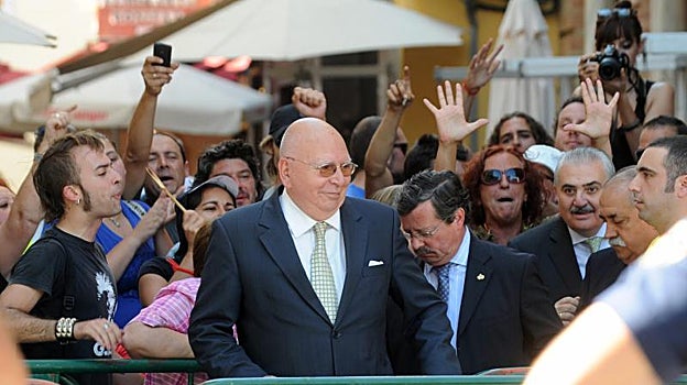 Miembros del Consejo de Cofradías en 2011 acceden entre gritos al Ayuntamiento en el Plenod e investidura de 2011