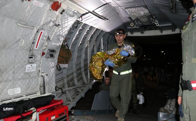 Uno de los cuatro hermanos trasladados en la aeronave C-295, cuyas piezas se ensamblan en Sevilla