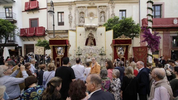 Altar de la Sacramental de San Juan de Aznalfarache en la plaza del Salvador