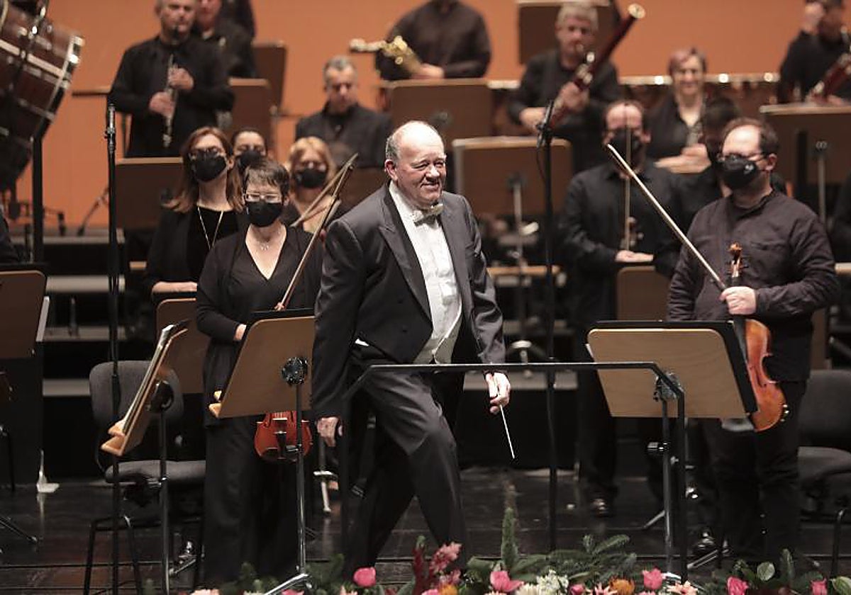 Los músicos de la Sinfónica apoyan a su director titular, Marc Soustrot y le desean una recuperación