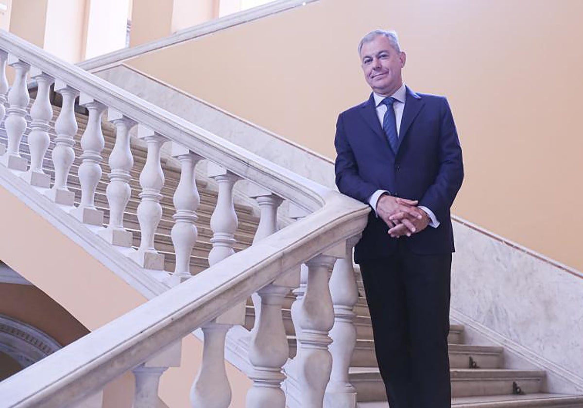 José Luis Sanz, alcalde de Sevilla, posa en la escalera central del edificio Consistorial