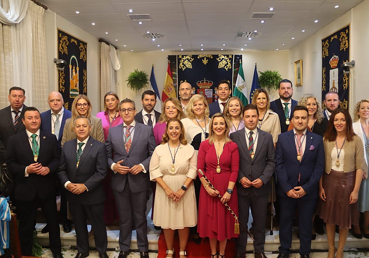 Los concejales del pleno del Ayuntamiento de Alcalá junto a la alcaldesa Ana Isabel Jiménez