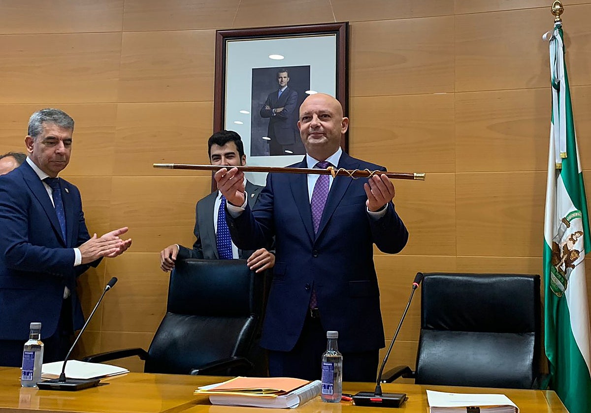 El alcalde socialista Paco Rodríguez levanta la vara de mandos nada más ser investido este sábado