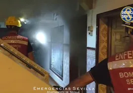 Sofocan un aparatoso incendio sin personas afectadas en una vivienda de Los Bermejales en Sevilla