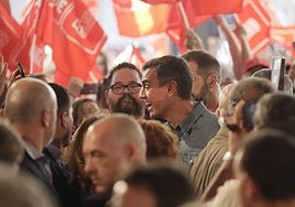 Autobuses gratis desde los pueblos, abanicos y hasta un amago por reventar el mitin de Pedro Sánchez en Sevilla