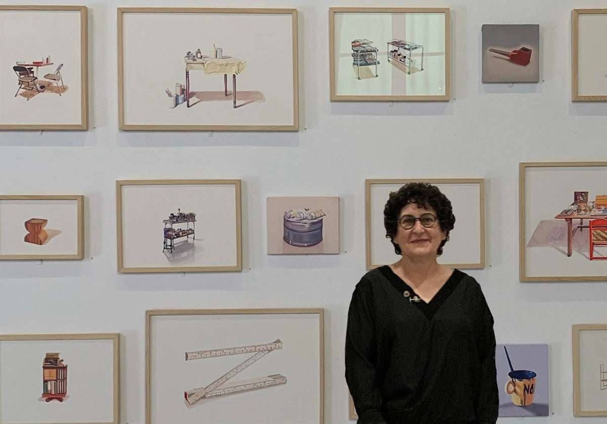 Teresa Moro, ante sus obras que reflejan elementos y materiales de otros artistas. En la galería Rafael Ortiz de Sevilla
