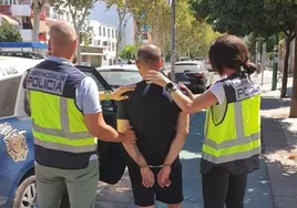Detenido un empleado de un almacén por robar material de armamento en Alcalá de Guadaíra