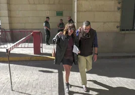 Procesan a María León por pegar un puñetazo e insultar a la policía local de Sevilla que la detuvo: «Eres una zorra»