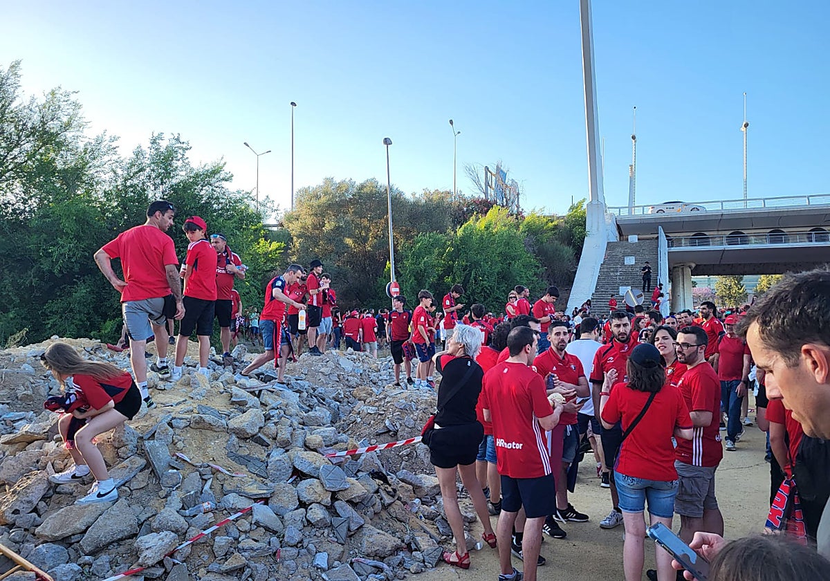 Aficionados del Osasuna sobre la escombrera que había en la zona de llegada de los equipos a la Final de la Copa del Rey el 6 de mayo disputada en el estadio de la Cartuja