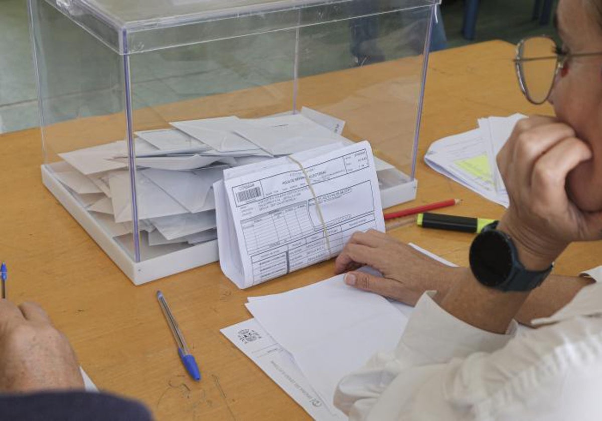 Un interventor en una mesa electoral del pasado 28M en un colegio sevillano