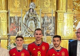 Navas, Gavi y Fabián visitan a la Virgen de las Nieves de los Palacios