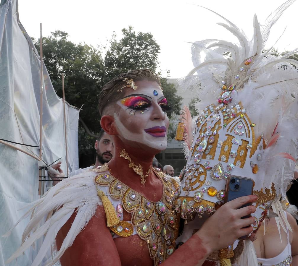 El ambiente festivo acompañó el pregón de Vanesa Martín en la Alameda de Hércules