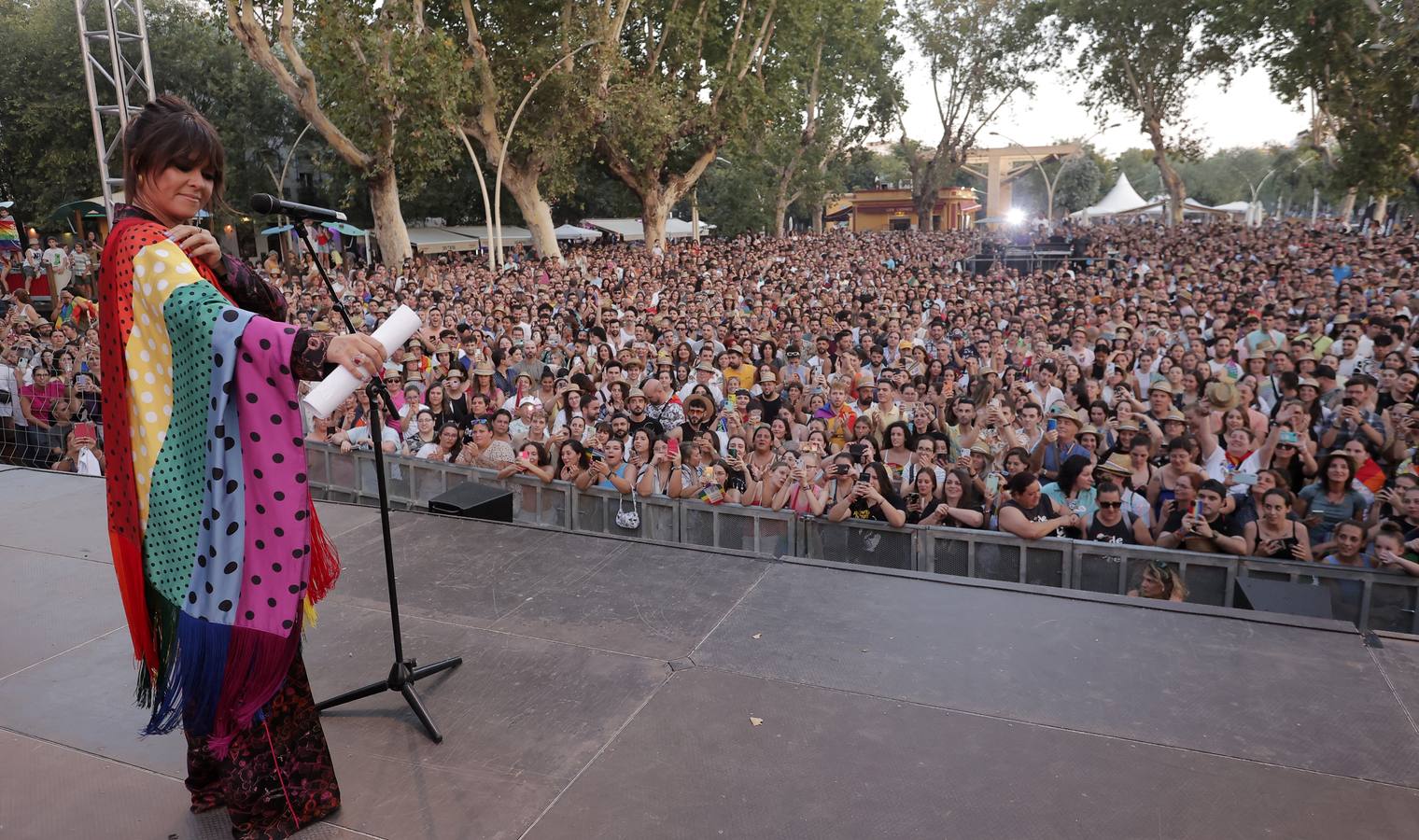 El ambiente festivo acompañó el pregón de Vanesa Martín en la Alameda de Hércules