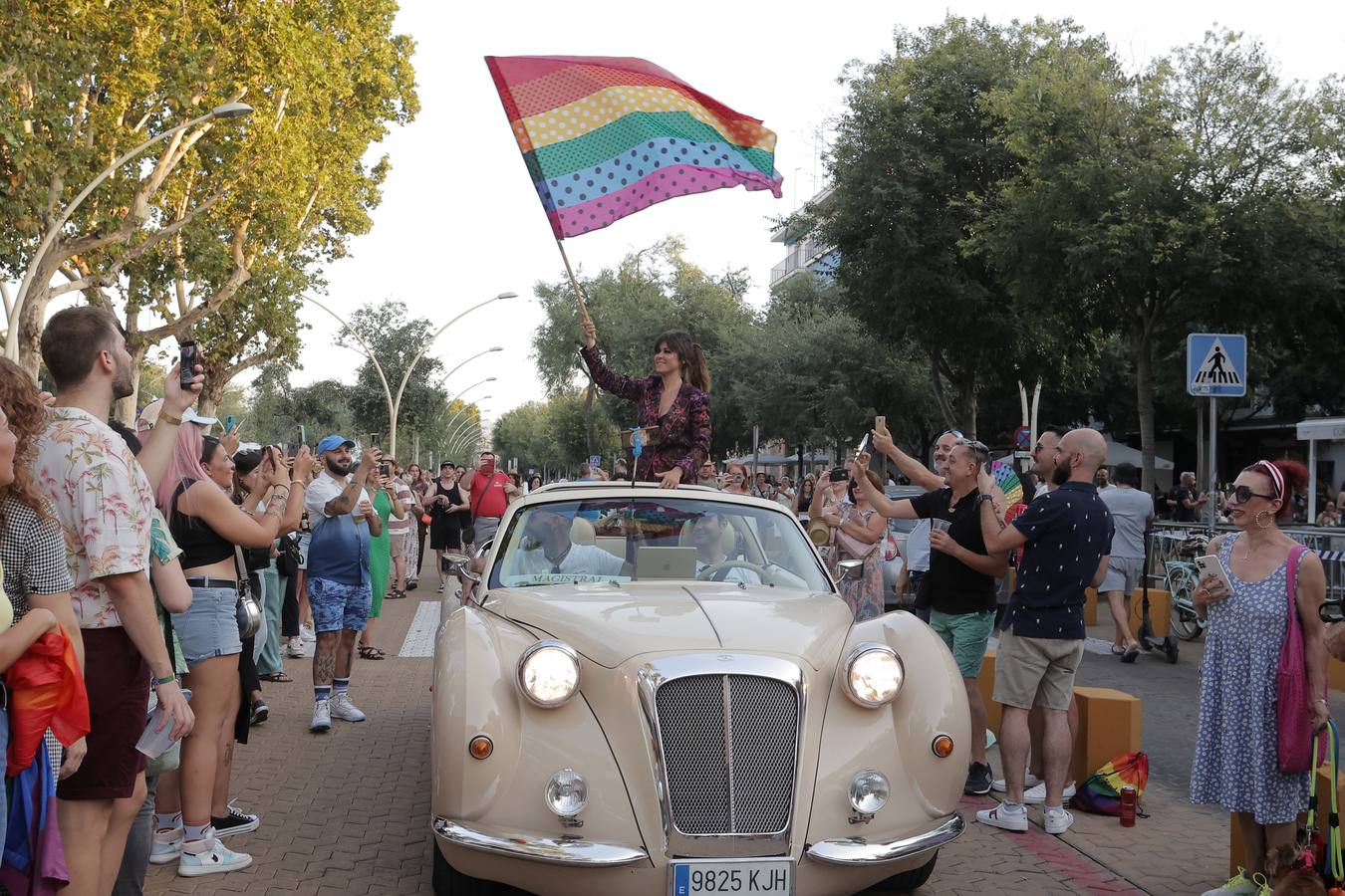 El ambiente festivo acompañó el pregón de Vanesa Martín en la Alameda de Hércules