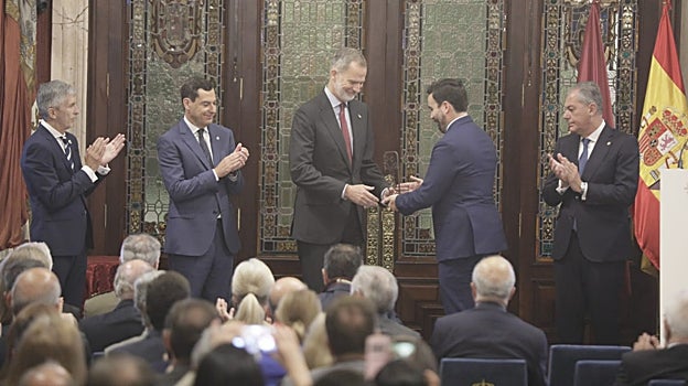 El Rey Felipe VI recibe el Premio de la fundación de manos de uno de los hijos de Alberto Jiménez Becerril y Ascención García