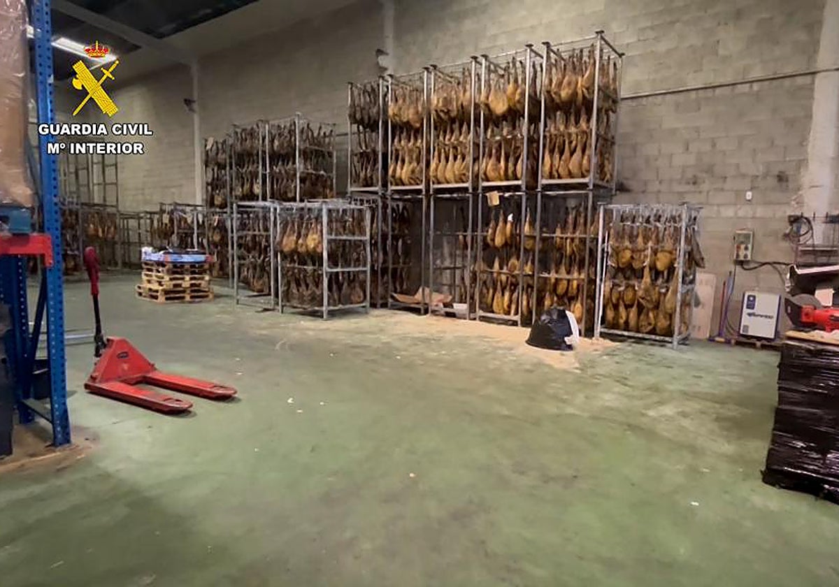 Interior de una de las naves desmanteladas por la Guardia Civil