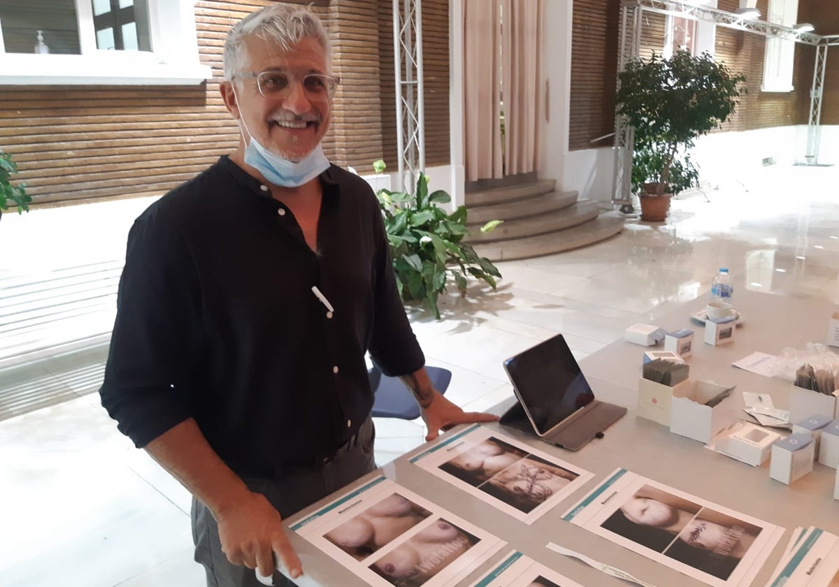 Manuel Madrigal en el patio del Hospital Virgen del Rocío durante las jornadas de puertas abiertas de Oncología Radioterápica