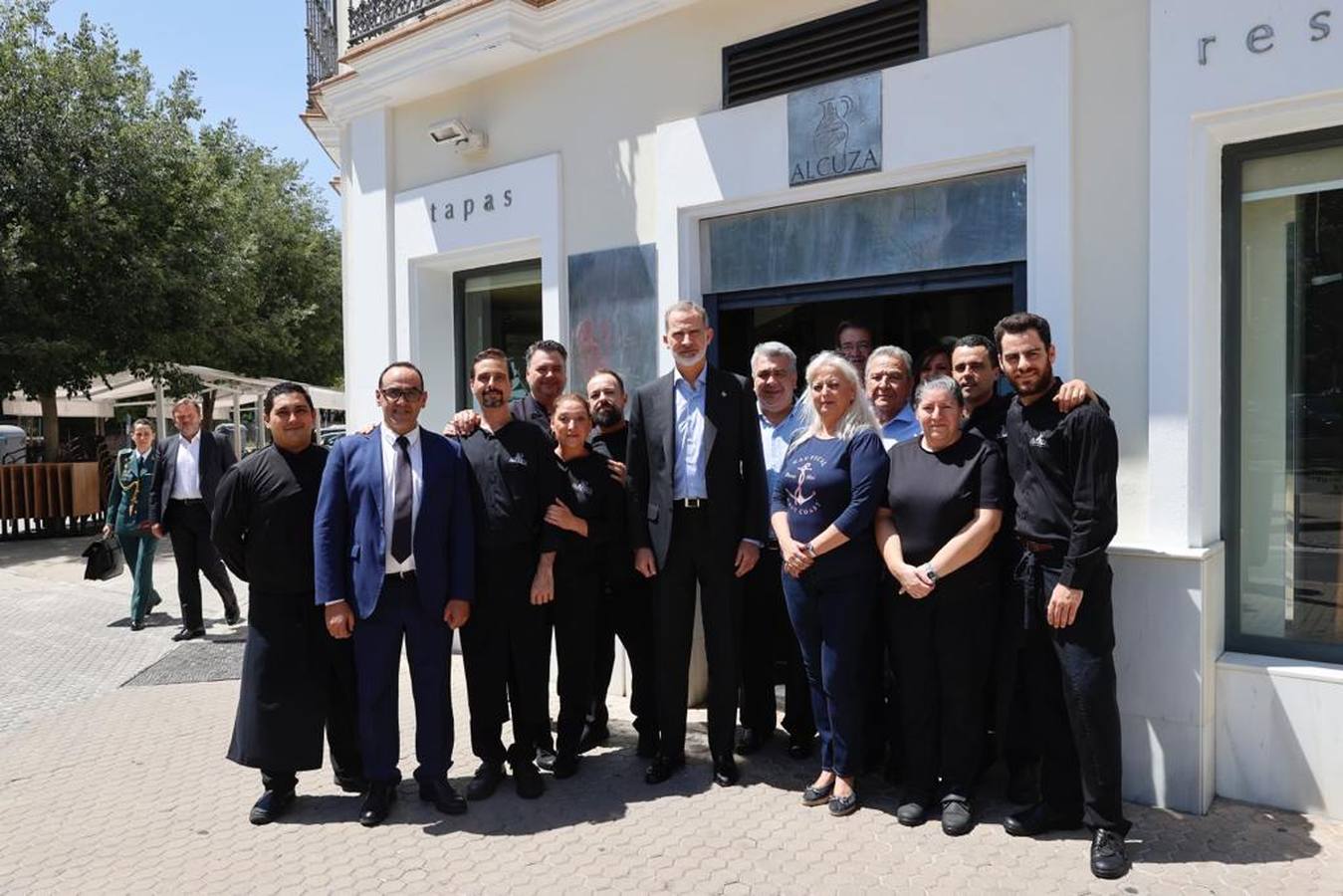 El Rey Felipe VI, con el personal del restaurante Alcuza, en el que ha almorzado en Sevilla