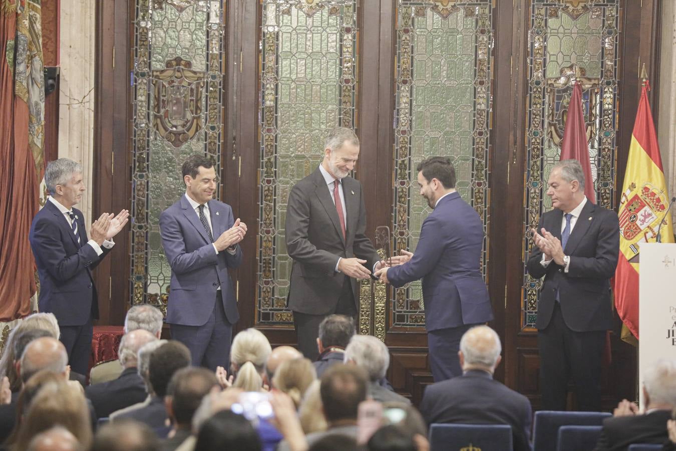 El Rey Felipe VI recibe en el Ayuntamiento de Sevilla el IX Premio contra el Terrorismo Alberto Jiménez-Becerril