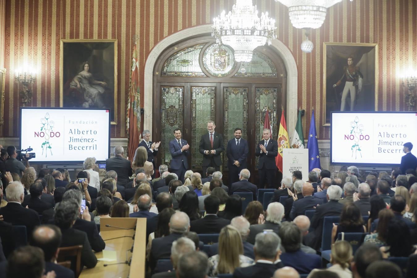 El Rey Felipe VI recibe en el Ayuntamiento de Sevilla el IX Premio contra el Terrorismo Alberto Jiménez-Becerril