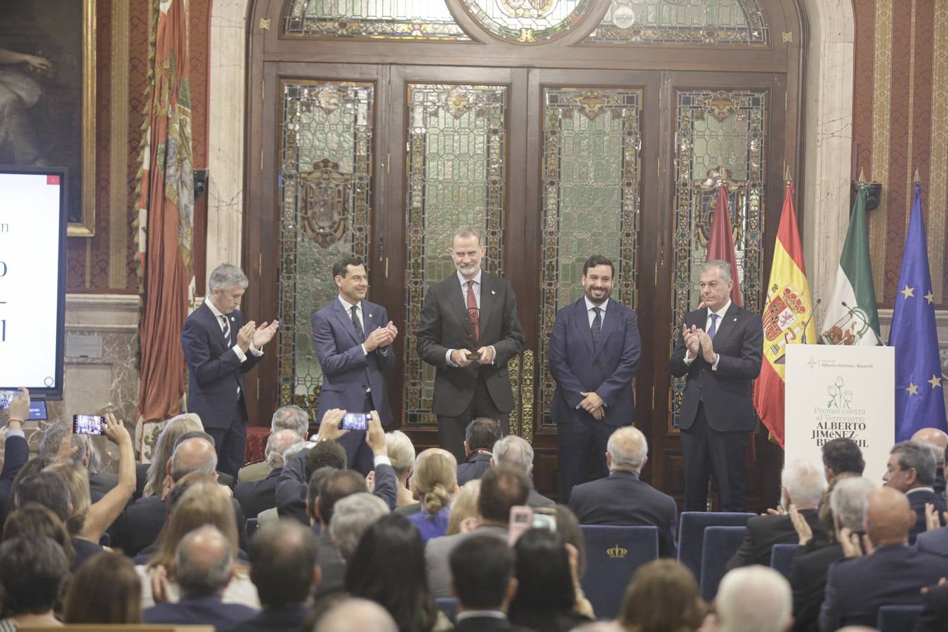El Rey Felipe VI recibe en el Ayuntamiento de Sevilla el IX Premio contra el Terrorismo Alberto Jiménez-Becerril
