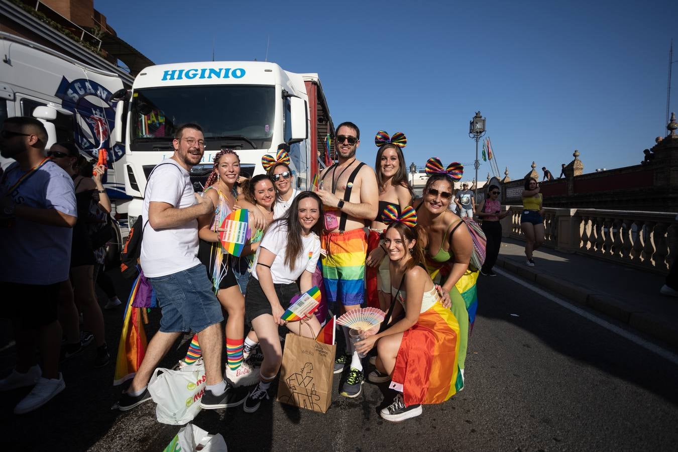 Estampas del multitudinario desfile del Orgullo en Sevilla