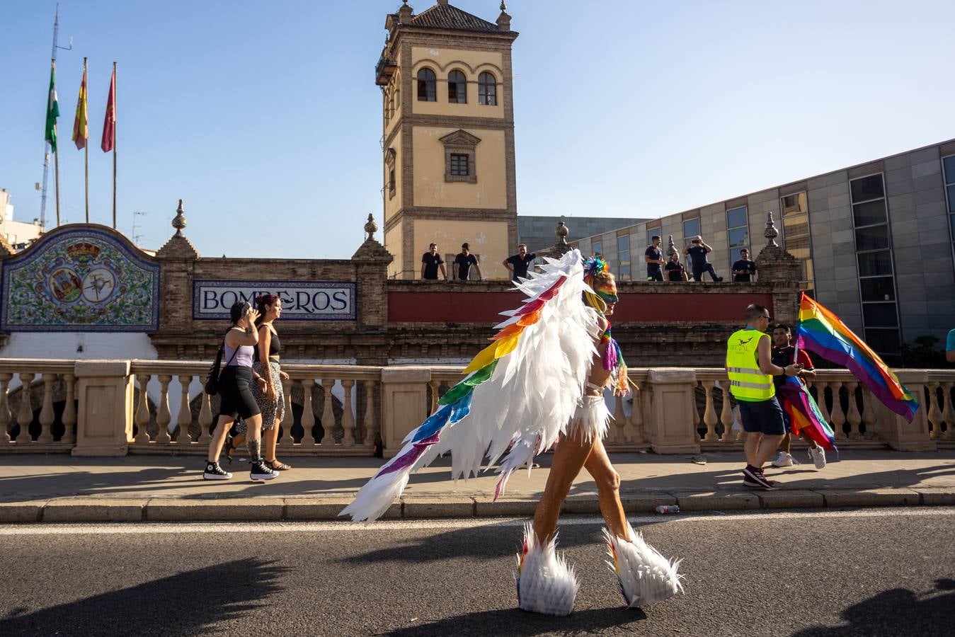 Estampas del multitudinario desfile del Orgullo en Sevilla