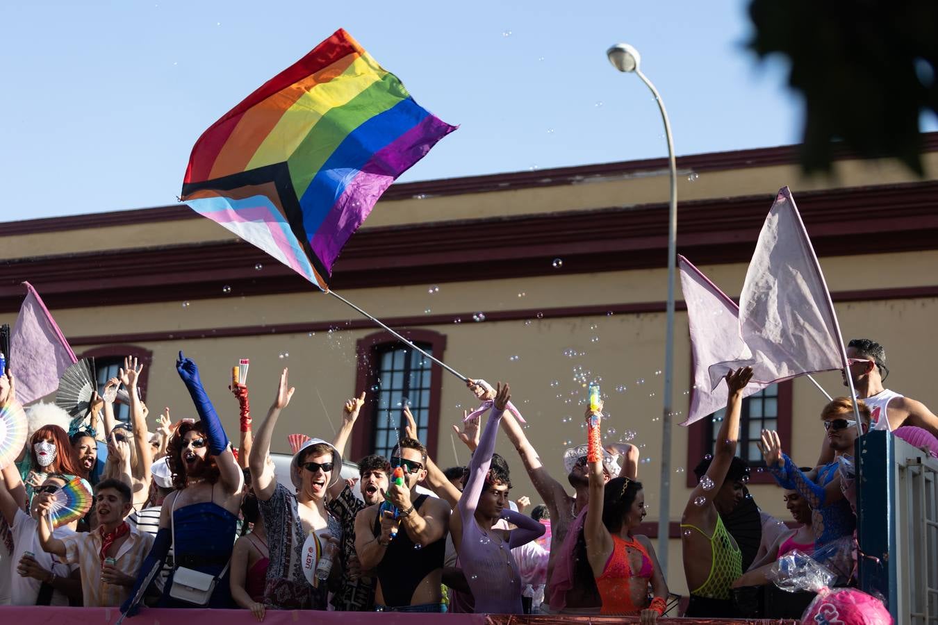 Estampas del multitudinario desfile del Orgullo en Sevilla