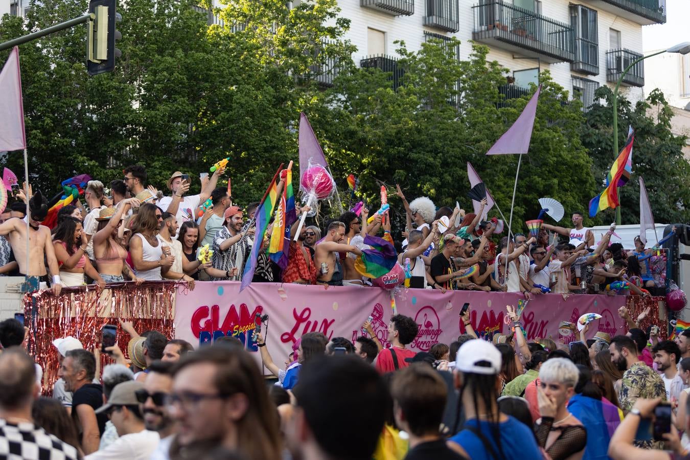 Estampas del multitudinario desfile del Orgullo en Sevilla