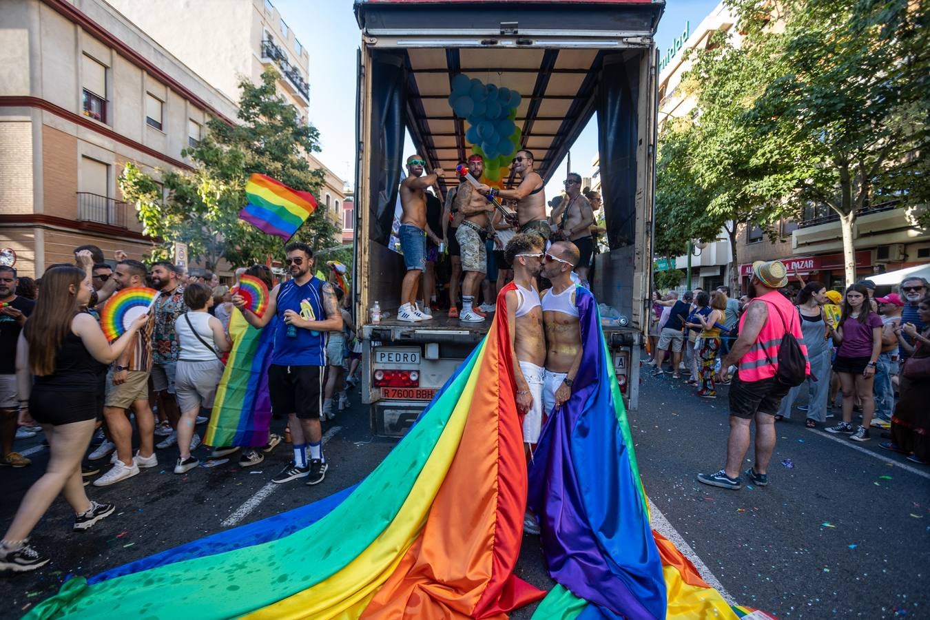 Estampas del multitudinario desfile del Orgullo en Sevilla