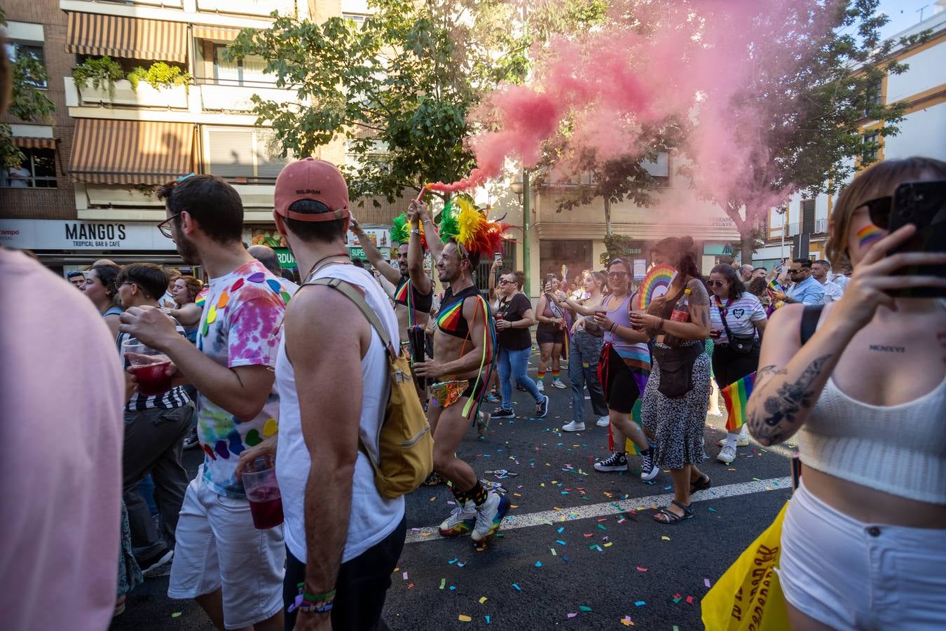 Estampas del multitudinario desfile del Orgullo en Sevilla