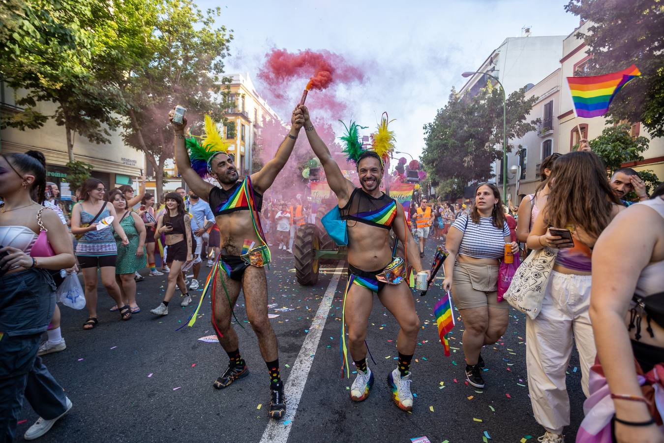 Estampas del multitudinario desfile del Orgullo en Sevilla