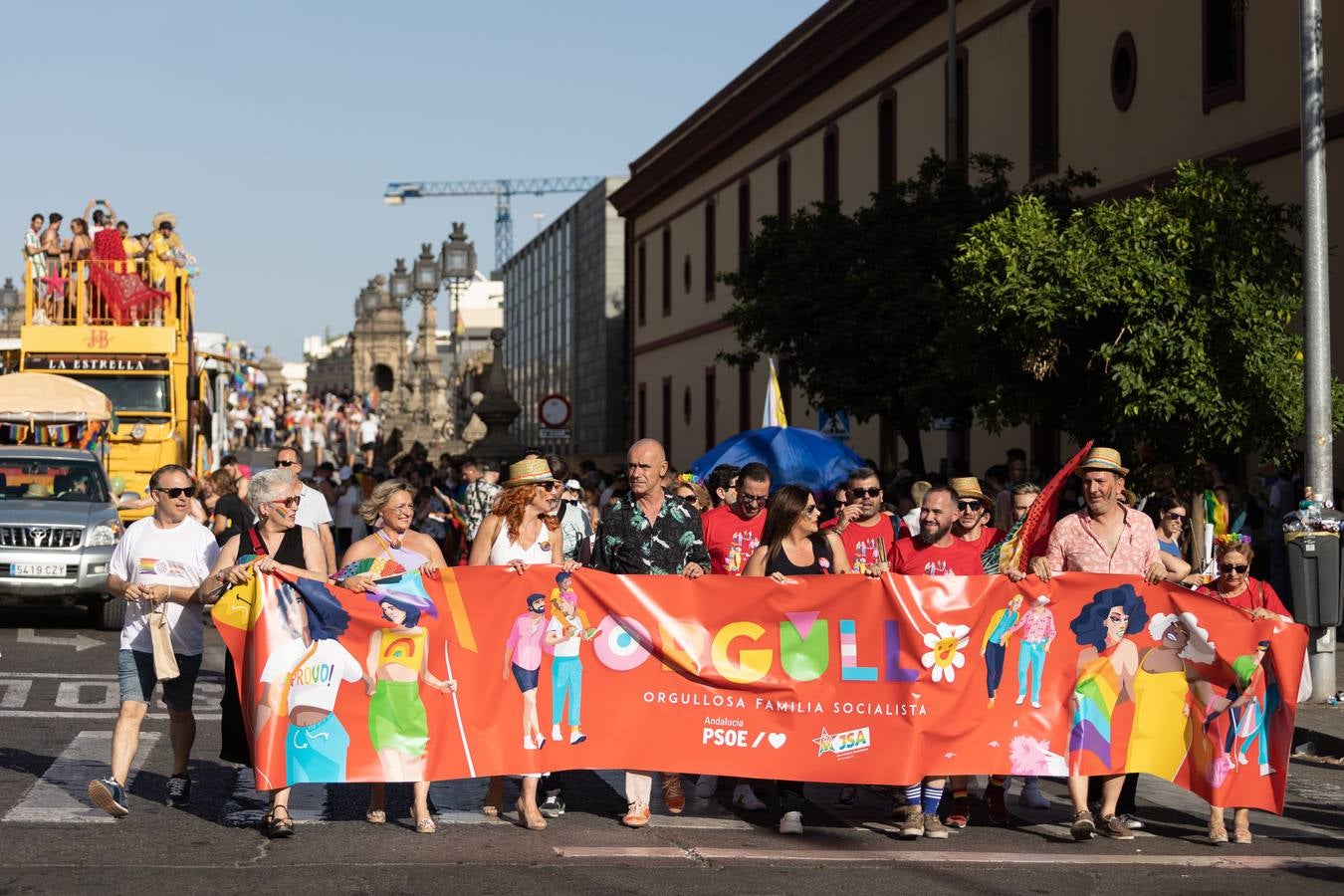 Estampas del multitudinario desfile del Orgullo en Sevilla