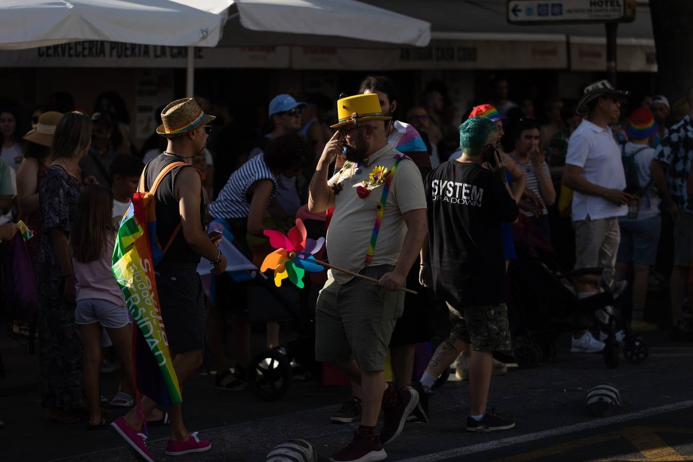 Estampas del multitudinario desfile del Orgullo en Sevilla