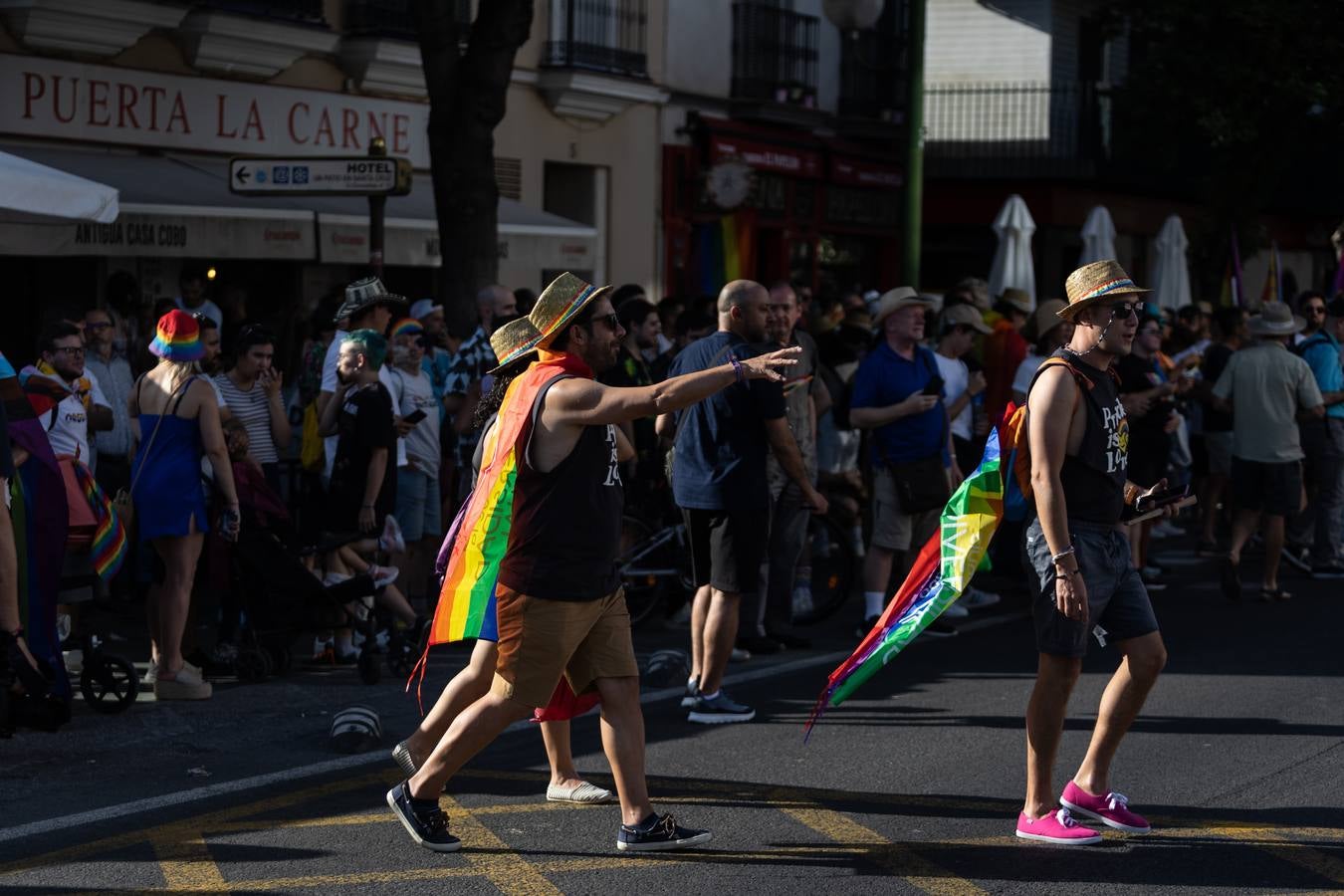 Estampas del multitudinario desfile del Orgullo en Sevilla