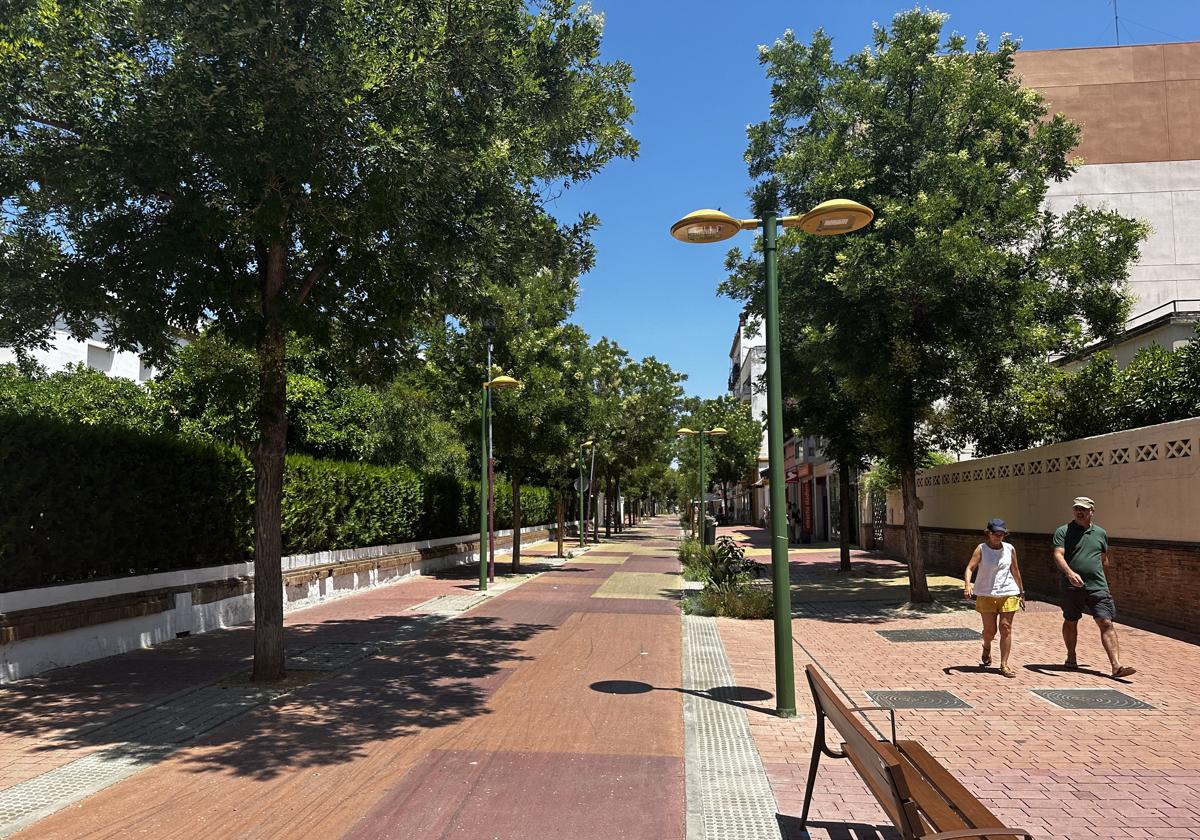 La avenida de la Cruz Roja, el viernes, donde el calor no se mitigó pese al proyecto 'Life watercool' anunciaba que haría diez grados menos