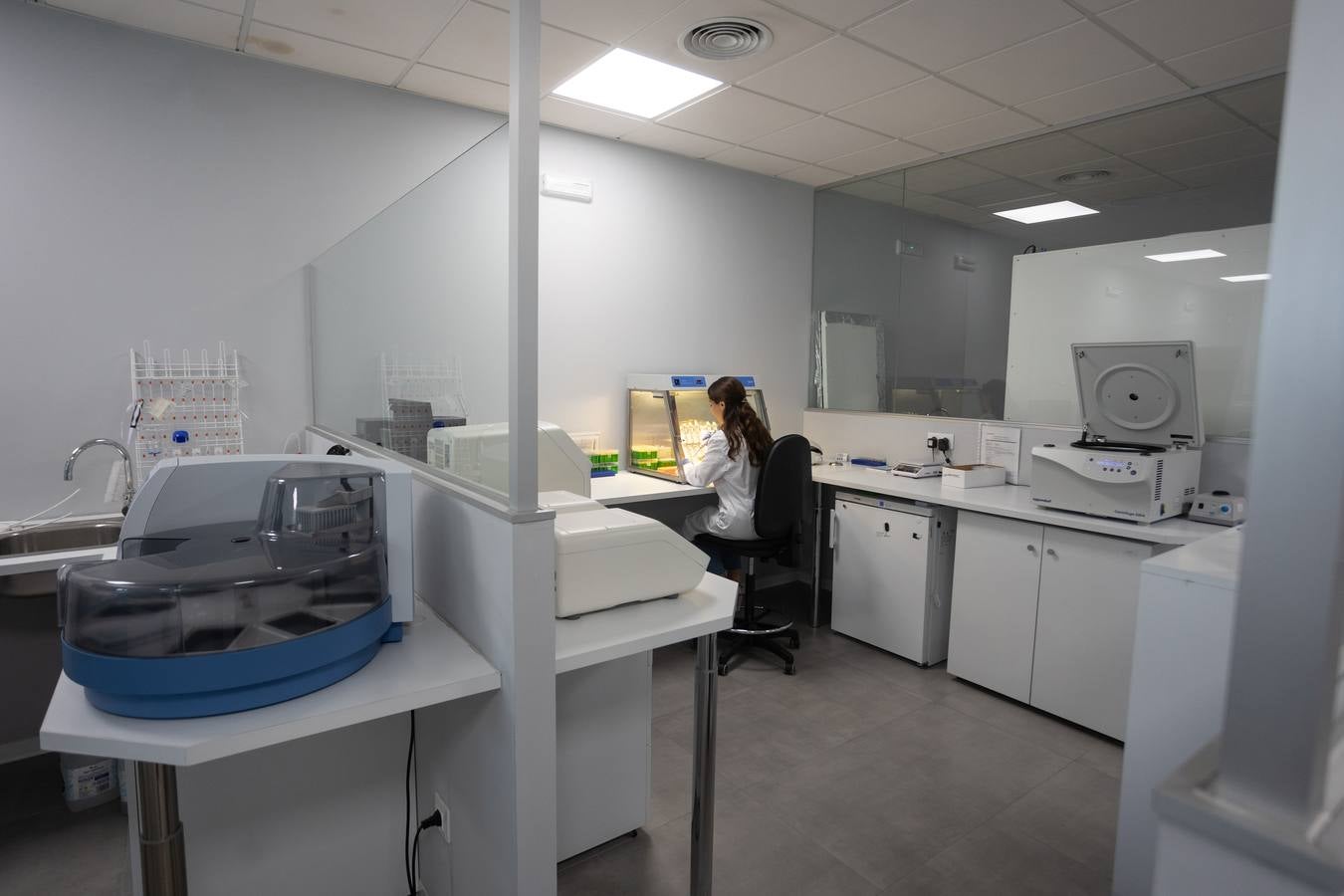 Dependencias y trabajadores del laboratorio para equinos de la ANCCE