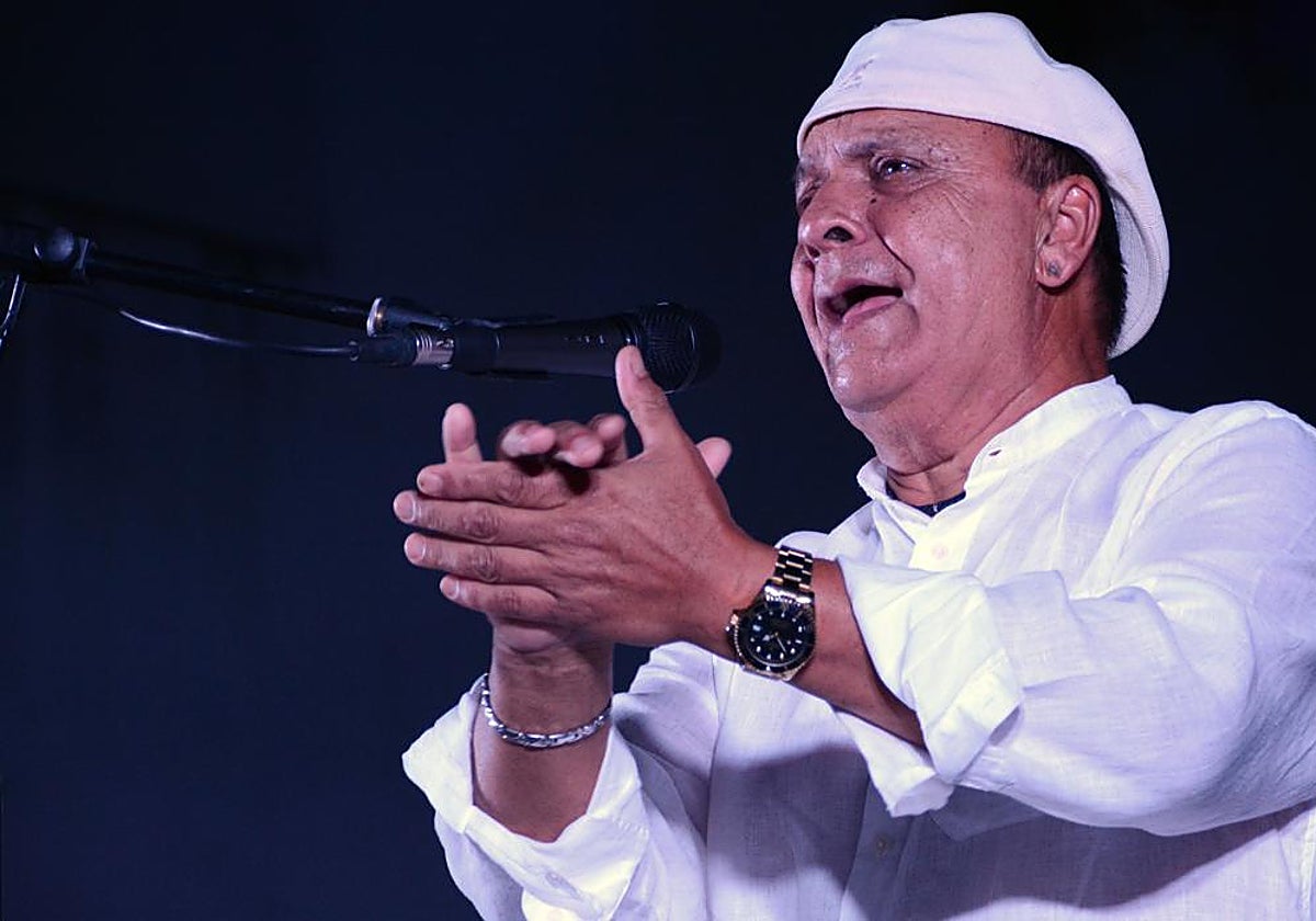 El Pele, cantaor flamenco, de blanco durante una actuación